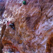 robbie on the crux of pegue nocturno 8a